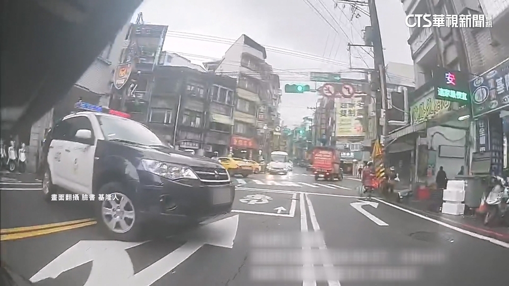 警車閃燈「未鳴笛」跨雙黃線迴轉　警：違規予以查處