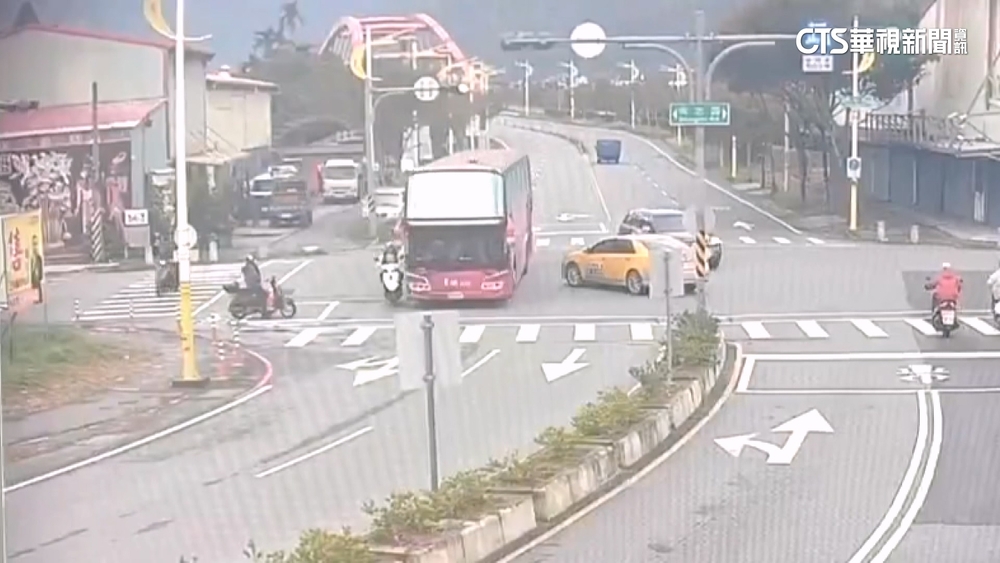 花蓮市區遊覽車.機車碰撞　騎士失去生命跡象