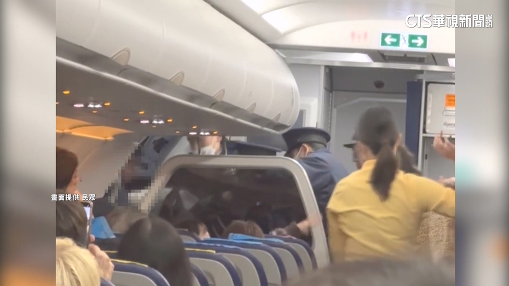 台男疑酒醉.虎航機上咆哮　遭日航警強行帶下機