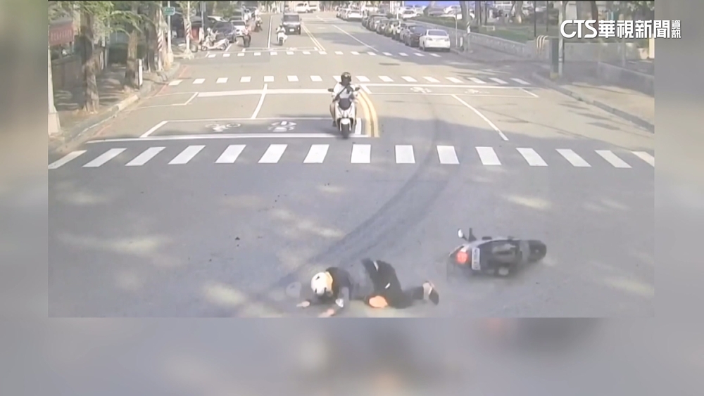 驚險！貨車洩不明液體　4機車同路口打滑自摔