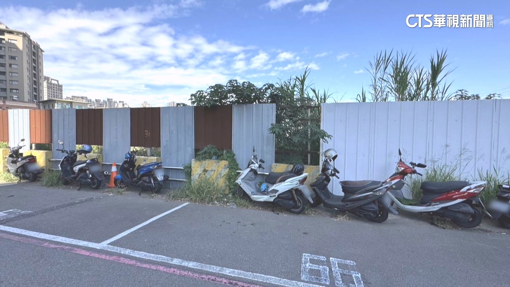 想免費停？機車硬停汽車格旁細縫　警：可罰1200元