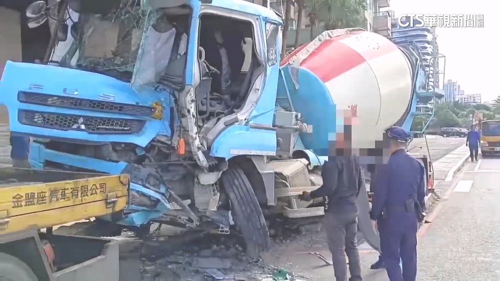 生死瞬間！疑煞不住水泥車先撞轎車　再衝人行道