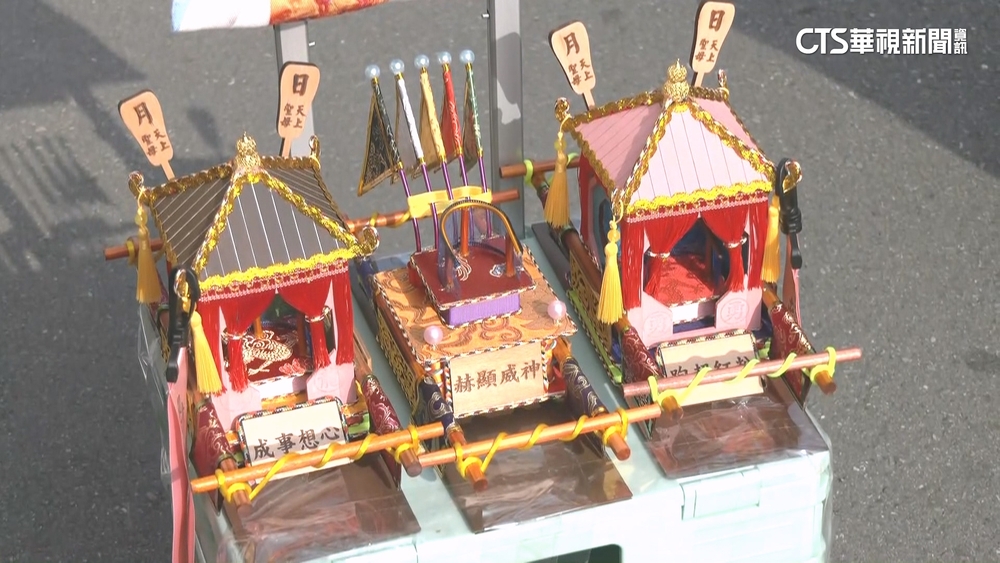 魅力無法擋！「粉紅超跑」到高雄　小神轎.結緣品吸睛