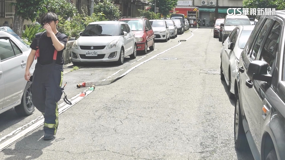 併排停車擋救災　管委會開會決議改收費.遭住戶抗議