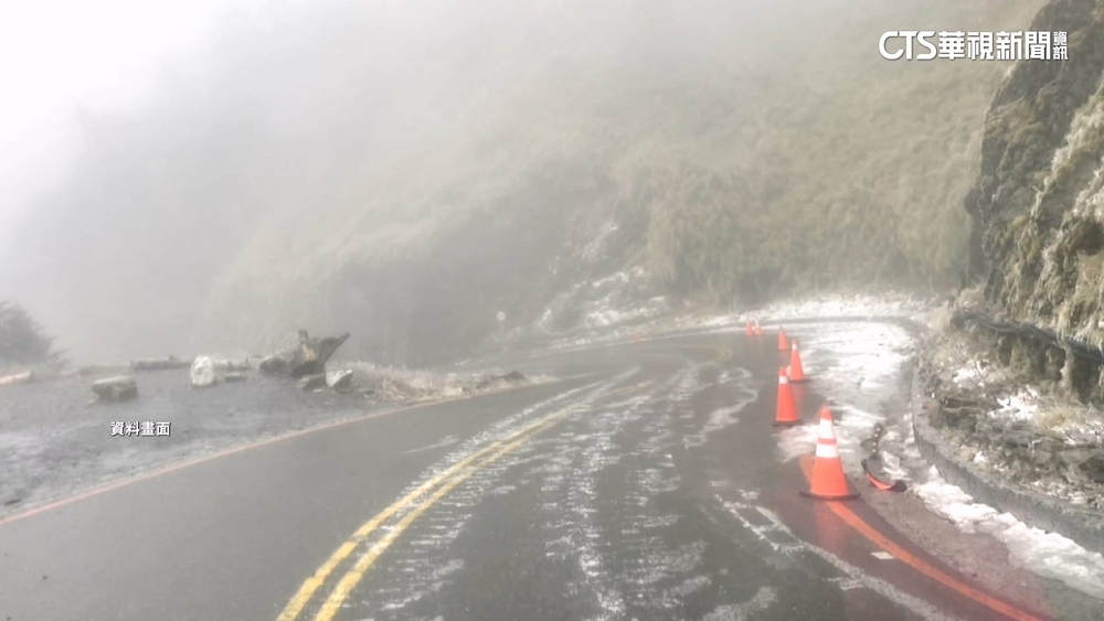 武嶺「水晶宮」路段結冰　民眾騎車慘摔滑行撞山壁