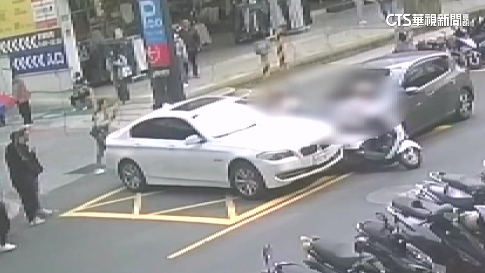 轎車離奇暴衝擦撞汽機車　駕駛救出時已無呼吸心跳