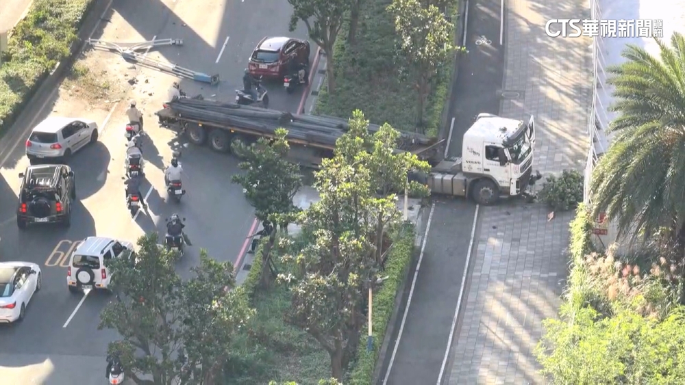 淡金公路嚴重車禍！　拖板車自撞安全島駕駛不治