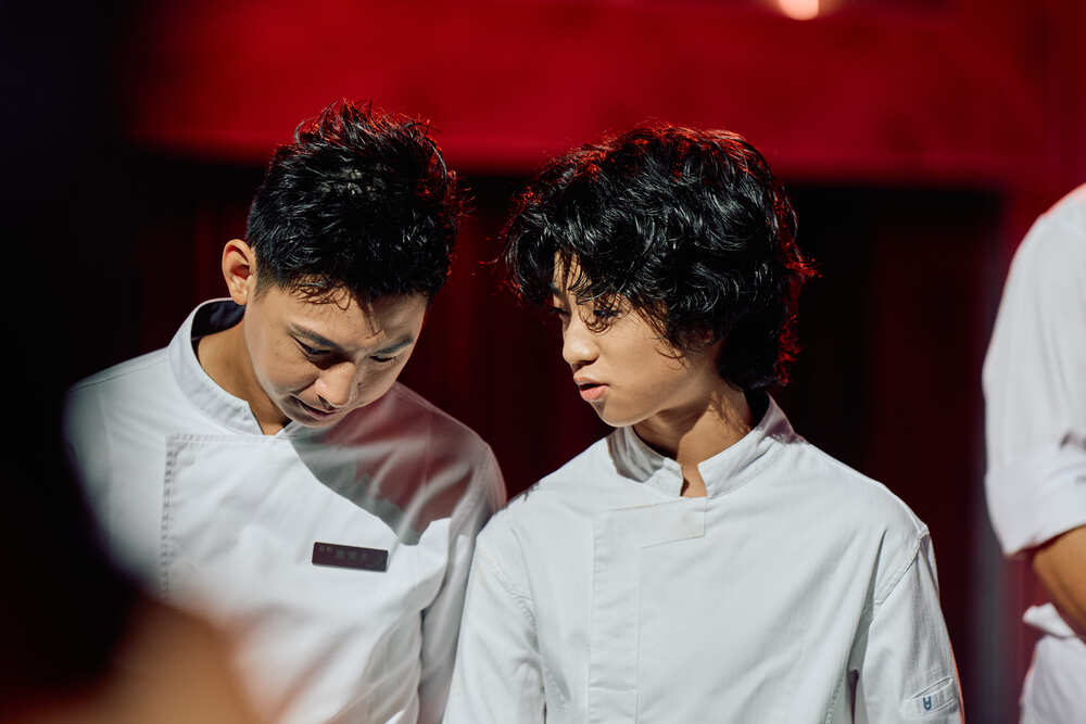 主廚施捷夫、白潤音。白潤音雖遭主廚嚴厲指責，仍出面貼心替施捷夫緩頰