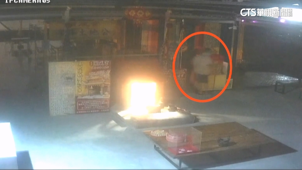 神明面前動手！　賊偷「冰棒土地公廟」香油錢現場點鈔