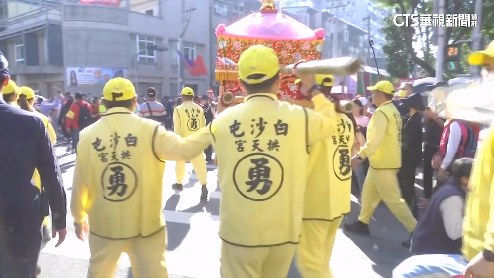 「粉紅超跑」南下最後一天　信徒把握最後機會見媽祖