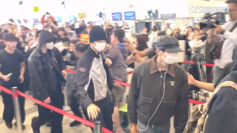 朴寶劍.IU.IVE現身小港機場　上百名粉絲熱情送機