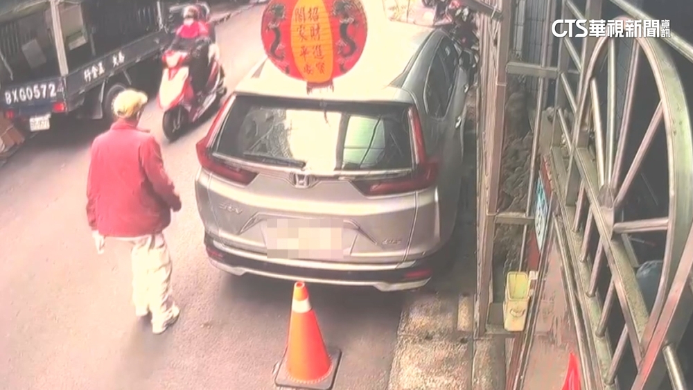 熟門熟路！嫌持利器入室行搶　充電線綁人得手6700元