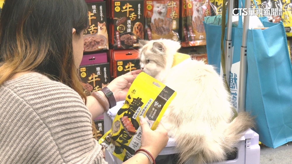 毛孩嗑頂級肉乾.喝雞精　餐飲業跨足搶300億寵物商機