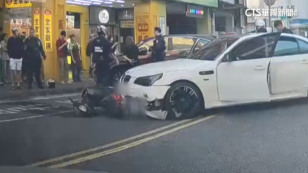 台北市街頭警匪追逐！毒蟲狂飆撞2騎士　警拔槍逮人