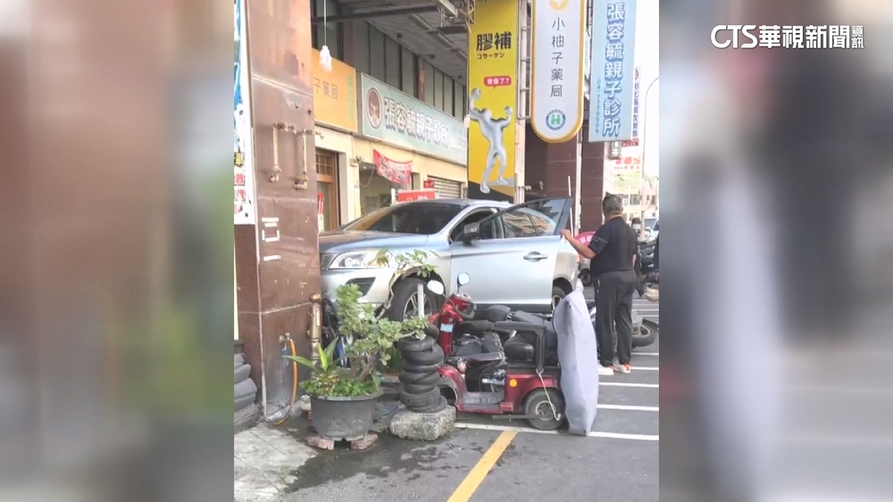 駕駛疑頭暈肇禍　開車衝進騎樓撞倒5機車