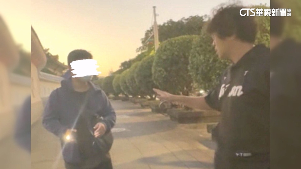 帶女兒散步遭強光逼問　沈伯洋怒報警：不該波及家人