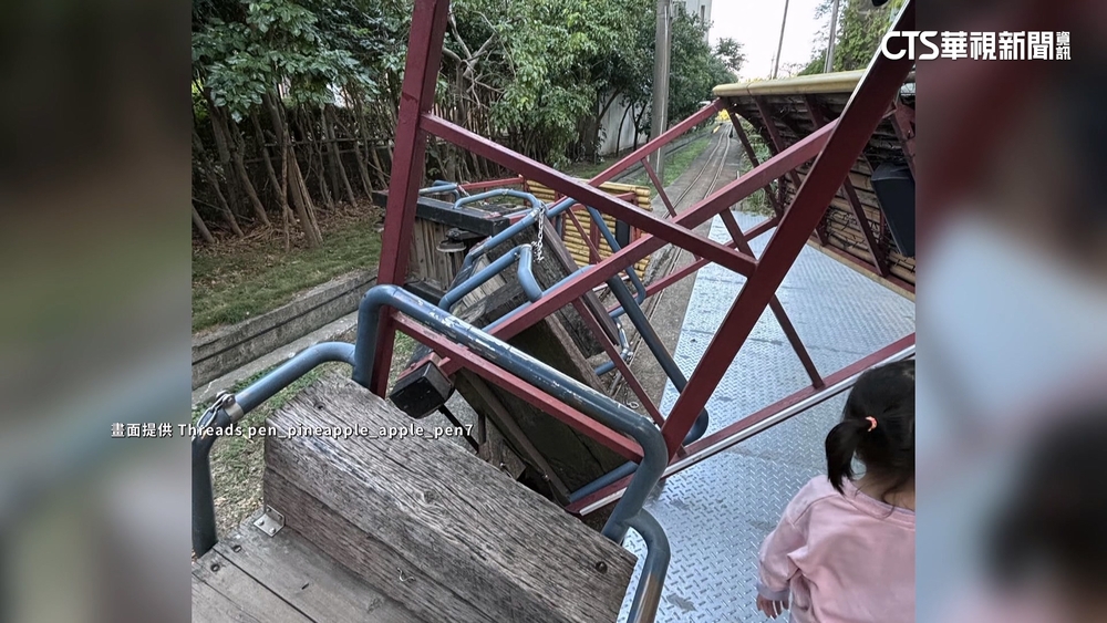 嚇！一家4口搭小火車撞月台翻覆　疑童丟石頭搞「軌」