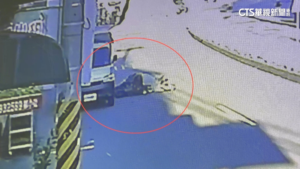 夕陽太刺眼！女大生雙載撞貨車　剛被扶起又挨撞3傷