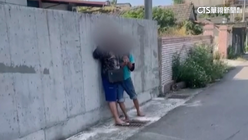 男揮刀挾持鄰居「叫警來抓」　居民控：求助一年無下文