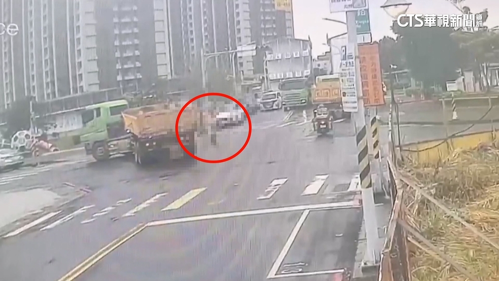 恐怖奪命撞！桃園義交路中指揮　砂石車倒車輾亡