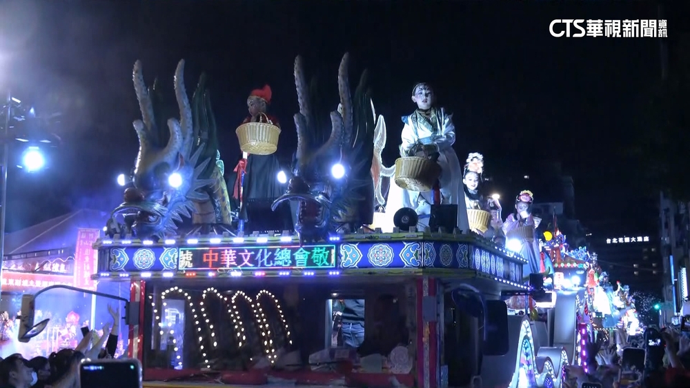 艋舺青山王祭遶境登場　「真人藝閣車」隊伍吸睛