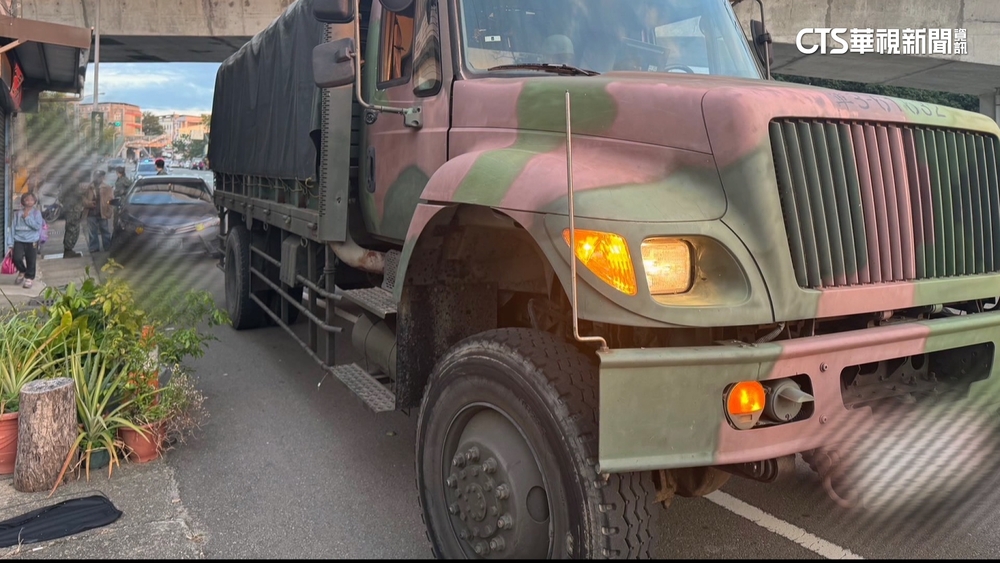 疑「車身高」有視線死角　軍卡變換車道致3車連環撞