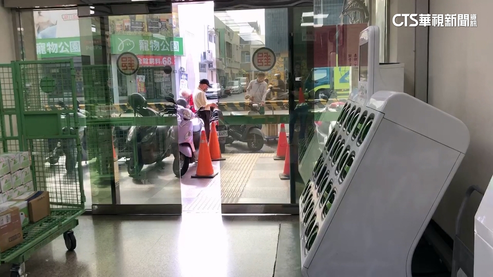 新奇！　台南郵局內有電動機車換電站　品牌：早期站點