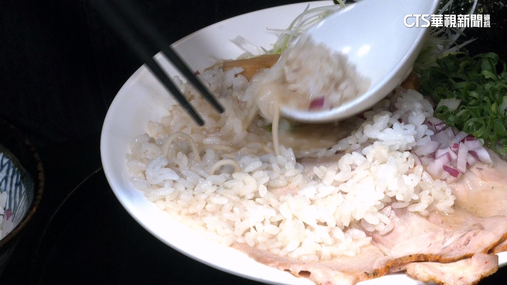 拉麵配飯忌「白飯整碗倒」？　業者：台限制沒這麼多