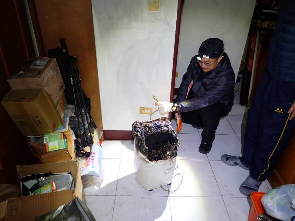 基隆民宅除濕機突自燃 一查竟是「召回機種」　消防局：54種機型立即停止使用