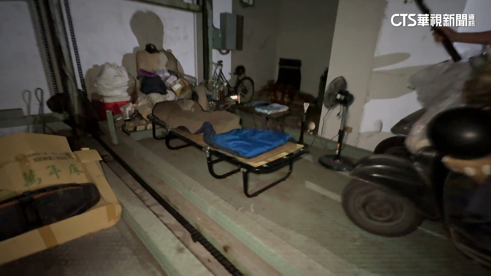 男房子遭法拍！寄居地下車位1年　警依「現行犯」逮人