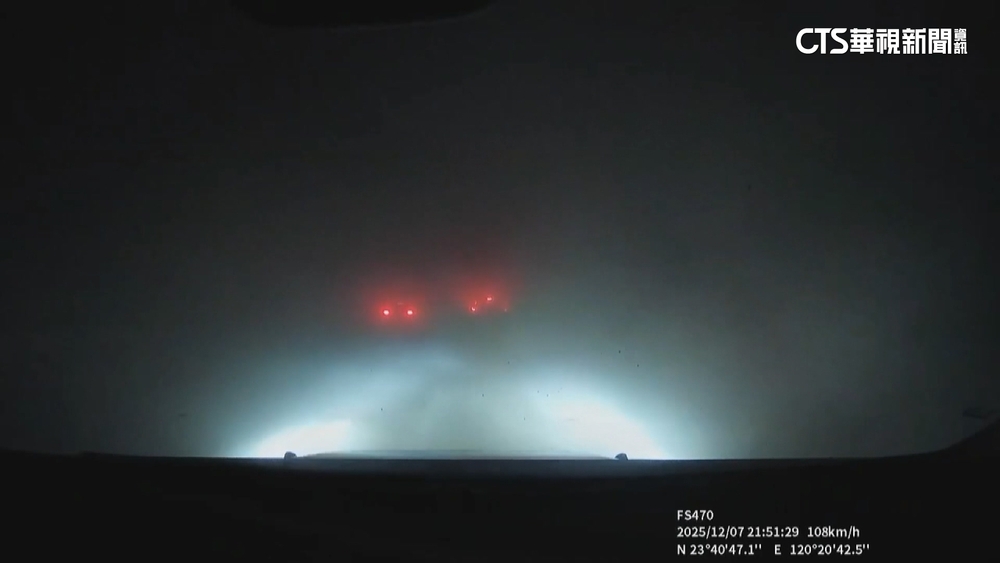 水泥粉沿路滲漏　雲林快速道路「粉塵揚起」險釀追撞