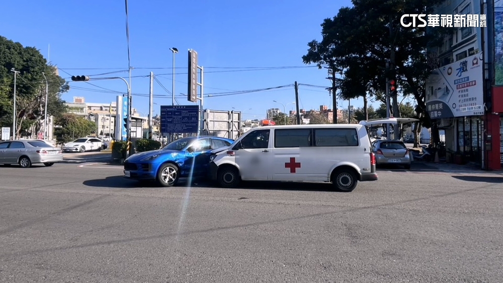 救護車載病患「警示燈+鳴笛」　紅燈路口攔腰撞休旅車