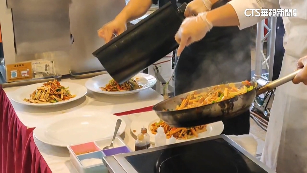 客家小炒PK賽！　7：6票「AI炒菜機」險勝真人廚師