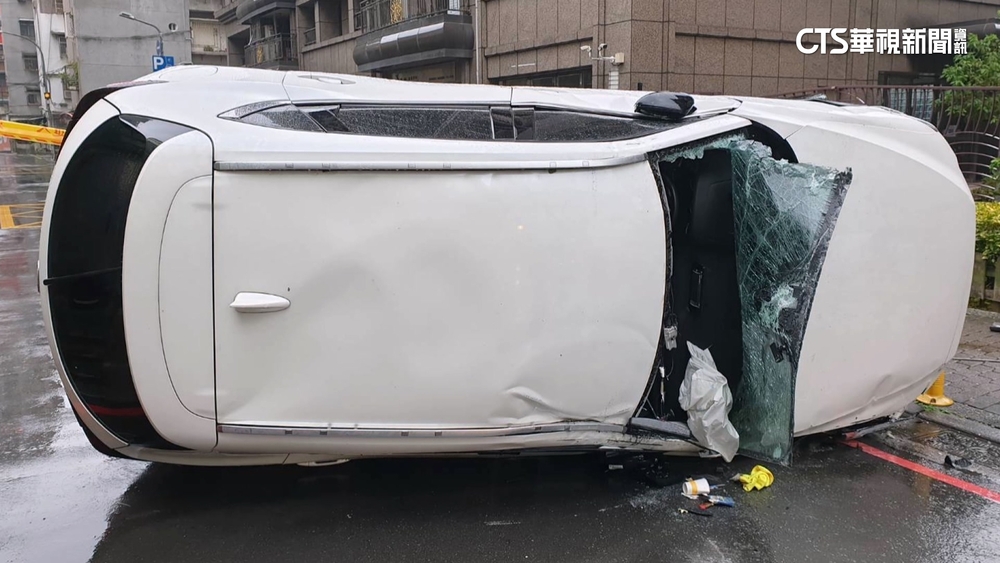 酒駕上路自撞！　台北內湖轎車270度翻覆.燈桿遭撞斷
