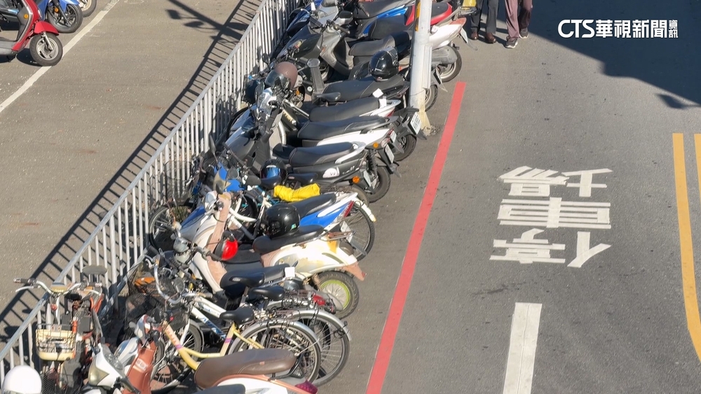 嘉北車站違停亂象！　為省20元停車費.機車違停紅線內挨罰