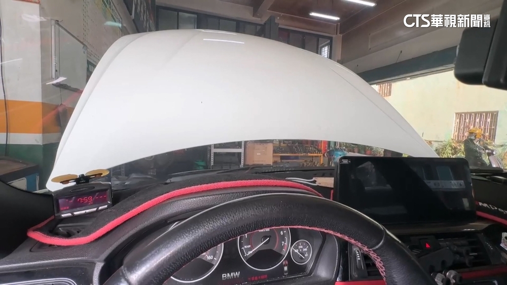 剛從保養廠出來！　開半路「引擎蓋飛起」駕駛險撞車