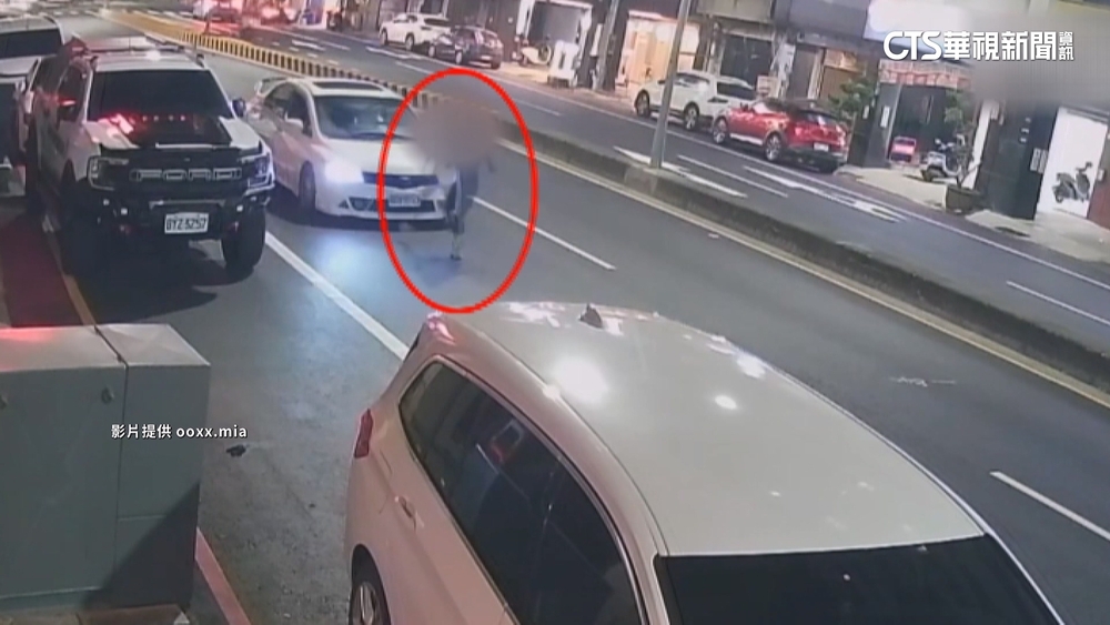 疑假車禍撲撞白車被識破　第2次慘被黑車撞飛