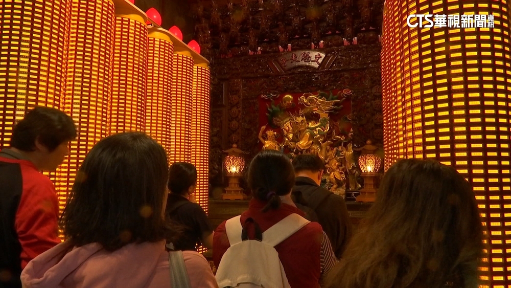 北市文昌宮點燈起跑　家長漏夜排隊替孩子祈福