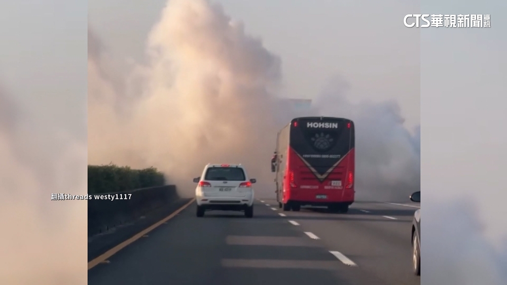 貨車國道上冒白煙　濃煙狂竄影響用路人視線