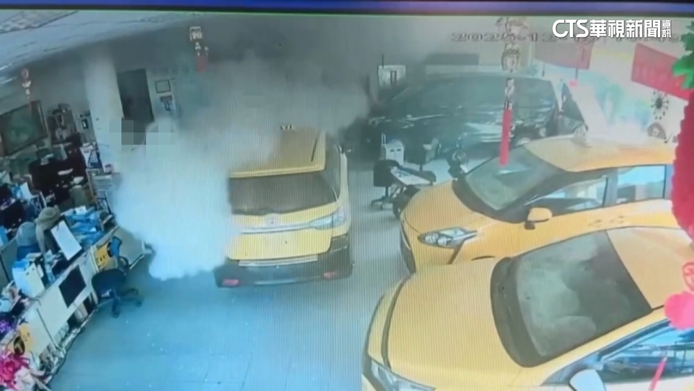 運將疑「多次車禍」遭拒保車行拔牌　竟「車內點火」再衝撞