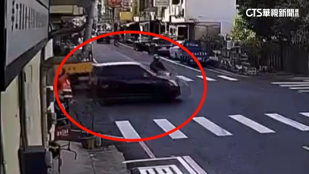 閃黃.閃紅燈路口未禮讓　同路口連2天3騎士慘摔飛