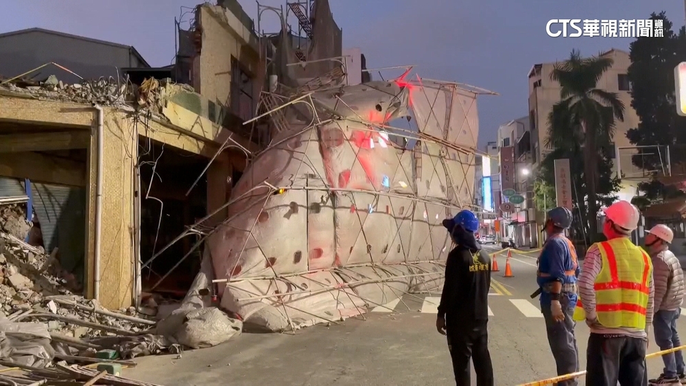 台南鷹架不敵強風倒塌　2路人拔腿狂奔躲一劫