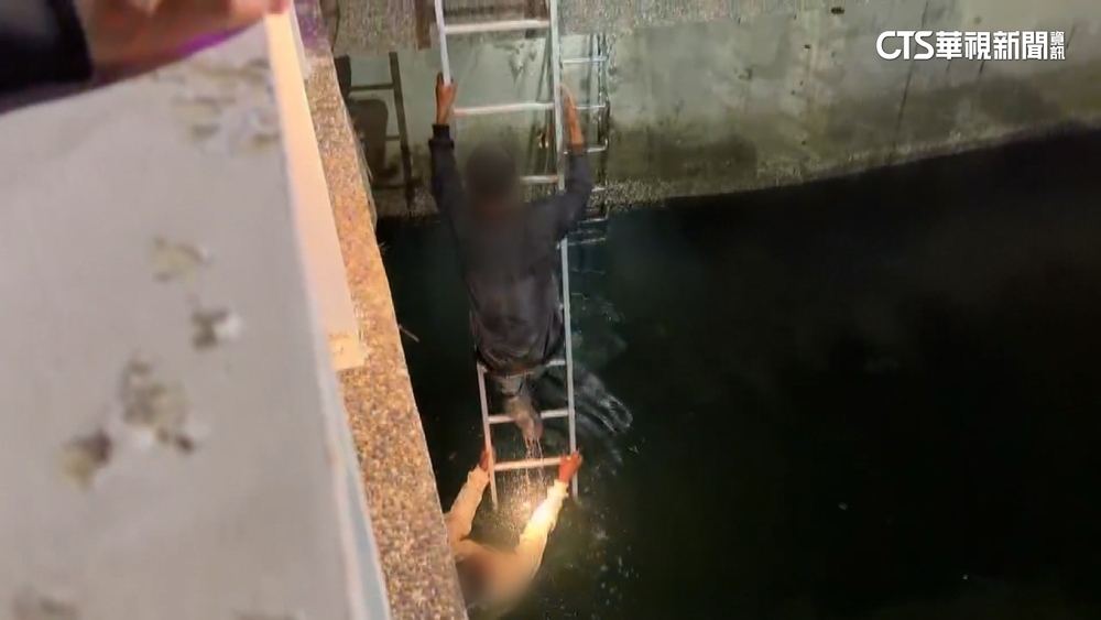 移工急小解跌入河　弟救兄同受困泡水冷得發抖