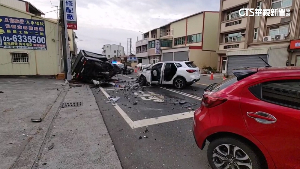 雲林3車撞！白車飆彎撞竄火　無辜小貨車「解體」2死