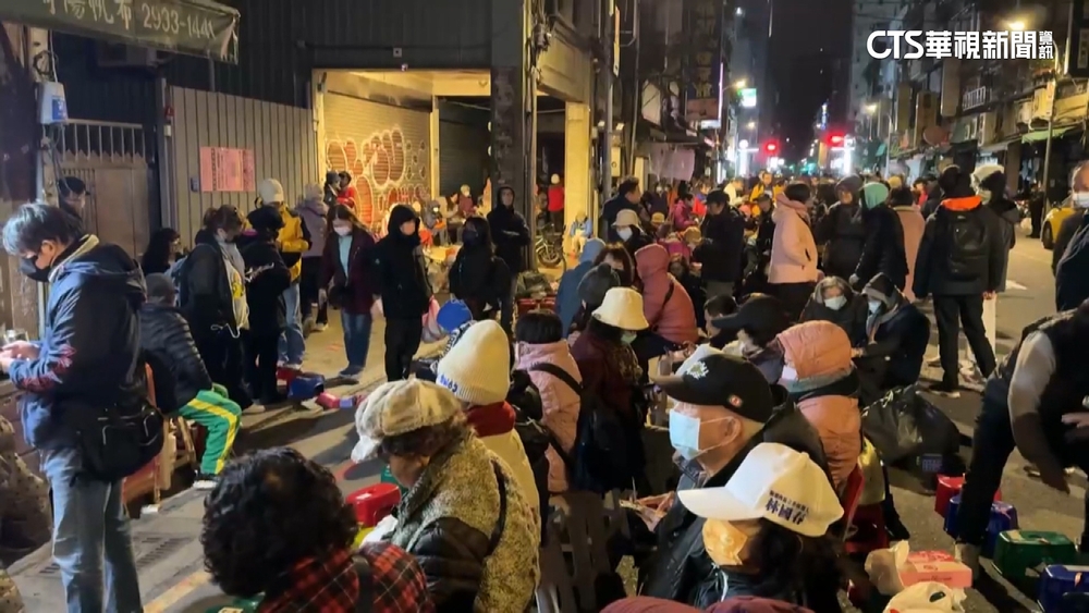 艋舺龍山寺開放點燈　民眾不畏低溫徹夜排隊