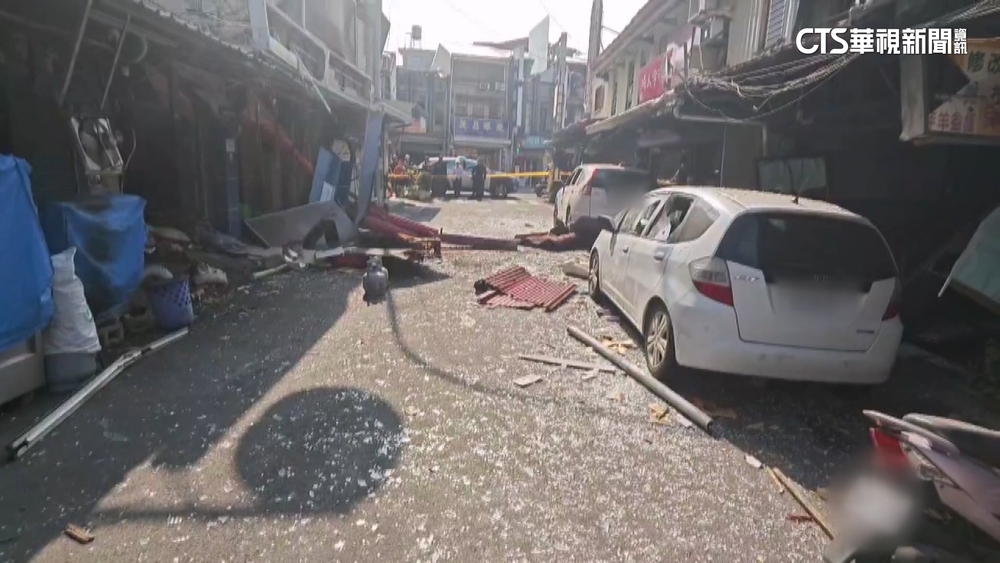 台南民宅氣爆！　玻璃飛濺割傷騎士　驚悚瞬間影曝