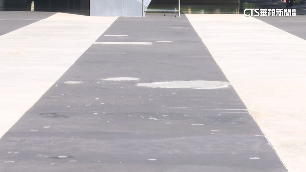 北藝中心戶外廣場啟用三年多　地面坑洞補丁多