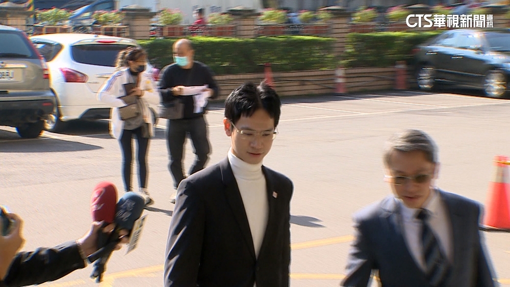 Andy現身！　網紅家寧一家涉「頻道帳務糾紛」　法院開調解庭