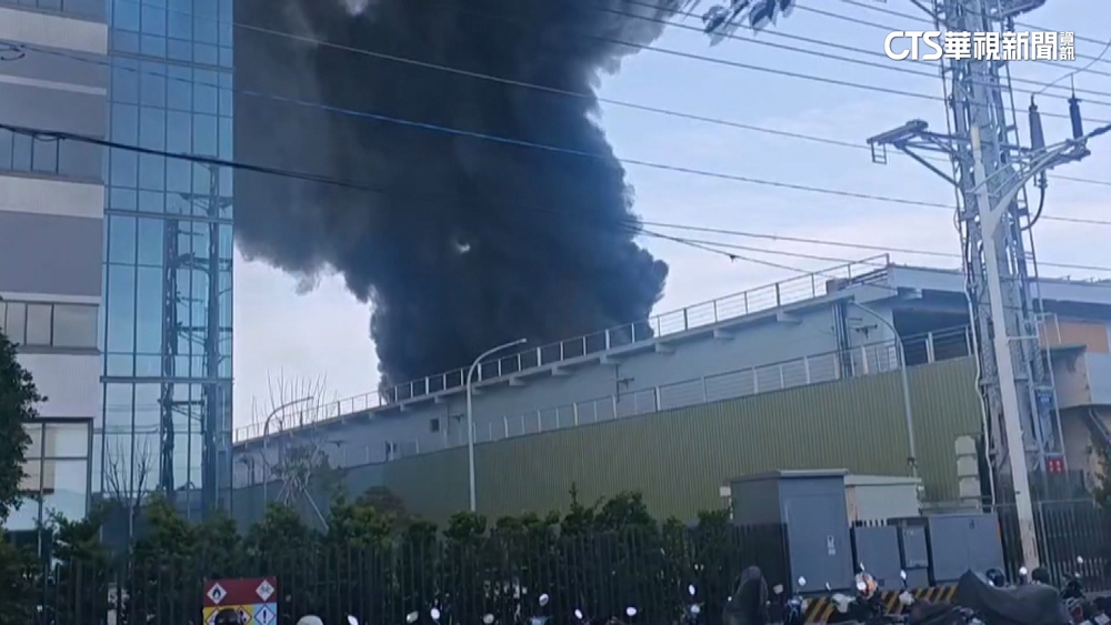 大寮食品容器工廠火黑煙狂竄　污染空氣恐罰5百萬