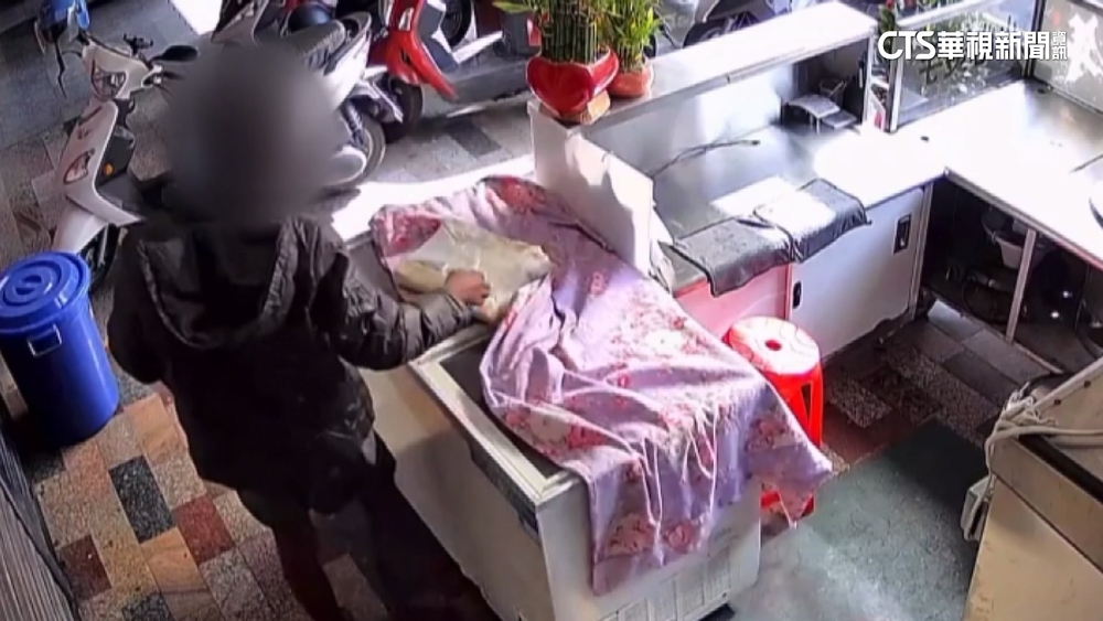 趁打烊偷整袋臭豆腐+泡菜　店家上鐵鍊防「食材怪客」